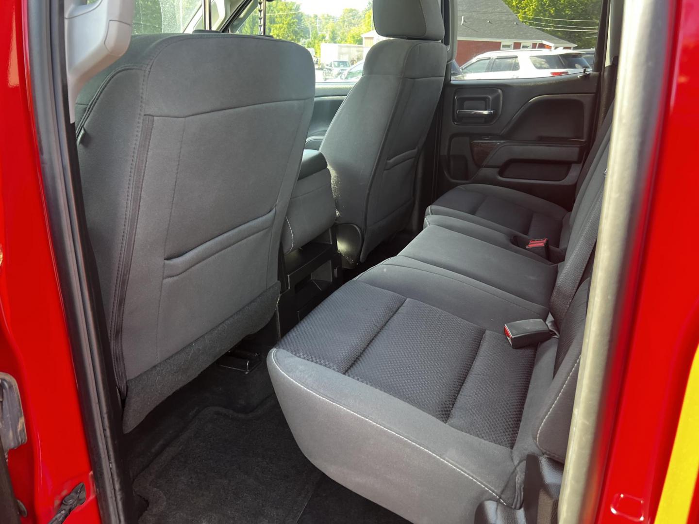 2018 Red /Black GMC Sierra 1500 SLE Double Cab 4WD (1GTV2MEC4JZ) with an 5.3L V8 OHV 16V engine, 6 Speed Automatic transmission, located at 547 E. Main St., Orwell, OH, 44076, (440) 437-5893, 41.535435, -80.847855 - This 2018 GMC Sierra 1500 SLE Double Cab 4WD is a robust pickup designed for both power and modern convenience, featuring a 5.3-liter Vortec V8 engine producing 355 horsepower with 3.42 gearing, and offering a towing capacity of 9,000 pounds. This truck is equipped for off-road and towing capabiliti - Photo#32