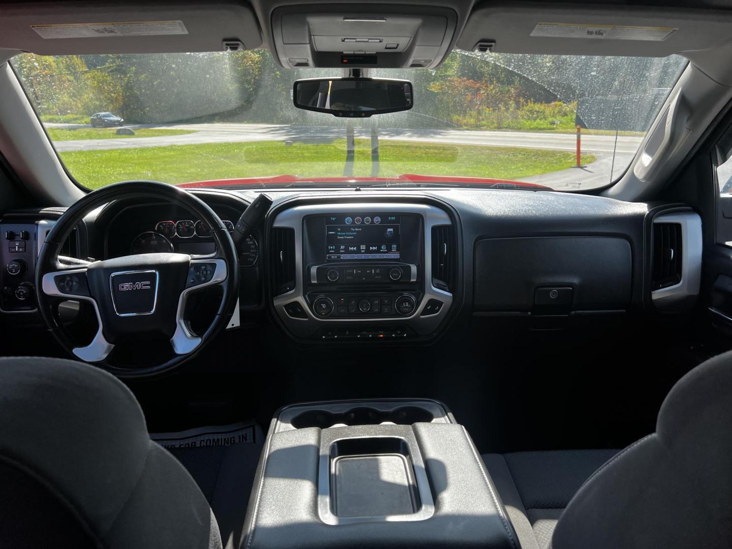 2018 Red /Black GMC Sierra 1500 SLE Double Cab 4WD (1GTV2MEC4JZ) with an 5.3L V8 OHV 16V engine, 6 Speed Automatic transmission, located at 11115 Chardon Rd. , Chardon, OH, 44024, (440) 214-9705, 41.580246, -81.241943 - This 2018 GMC Sierra 1500 SLE Double Cab 4WD is a robust pickup designed for both power and modern convenience, featuring a 5.3-liter Vortec V8 engine producing 355 horsepower with 3.42 gearing, and offering a towing capacity of 9,000 pounds. This truck is equipped for off-road and towing capabiliti - Photo#34