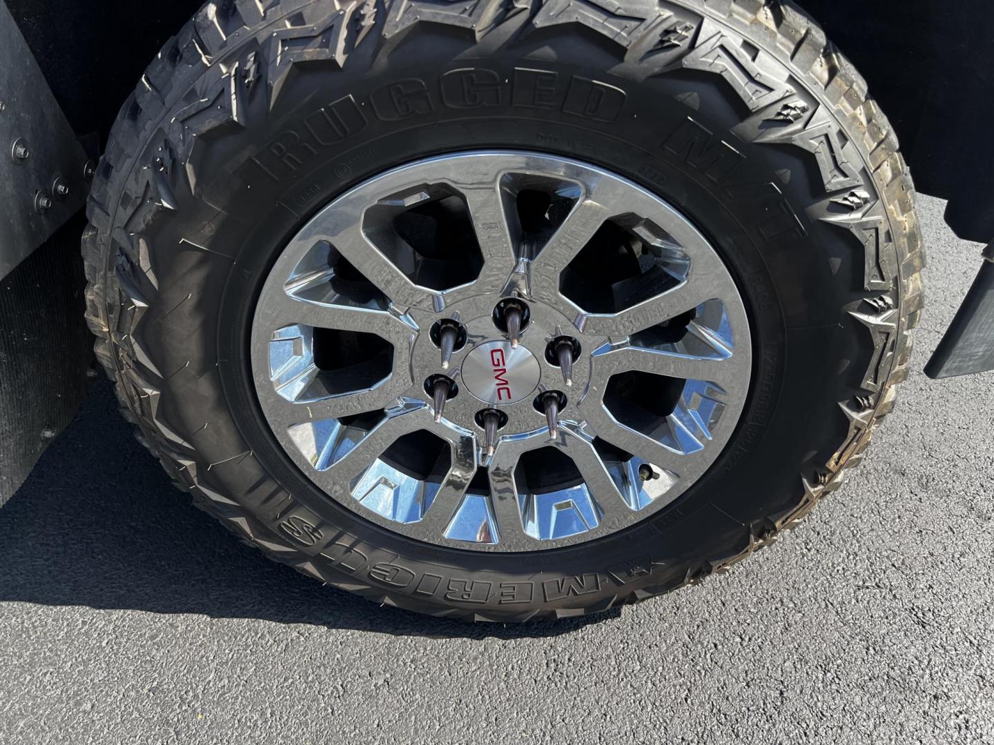 2018 Red /Black GMC Sierra 1500 SLE Double Cab 4WD (1GTV2MEC4JZ) with an 5.3L V8 OHV 16V engine, 6 Speed Automatic transmission, located at 547 E. Main St., Orwell, OH, 44076, (440) 437-5893, 41.535435, -80.847855 - This 2018 GMC Sierra 1500 SLE Double Cab 4WD is a robust pickup designed for both power and modern convenience, featuring a 5.3-liter Vortec V8 engine producing 355 horsepower with 3.42 gearing, and offering a towing capacity of 9,000 pounds. This truck is equipped for off-road and towing capabiliti - Photo#11