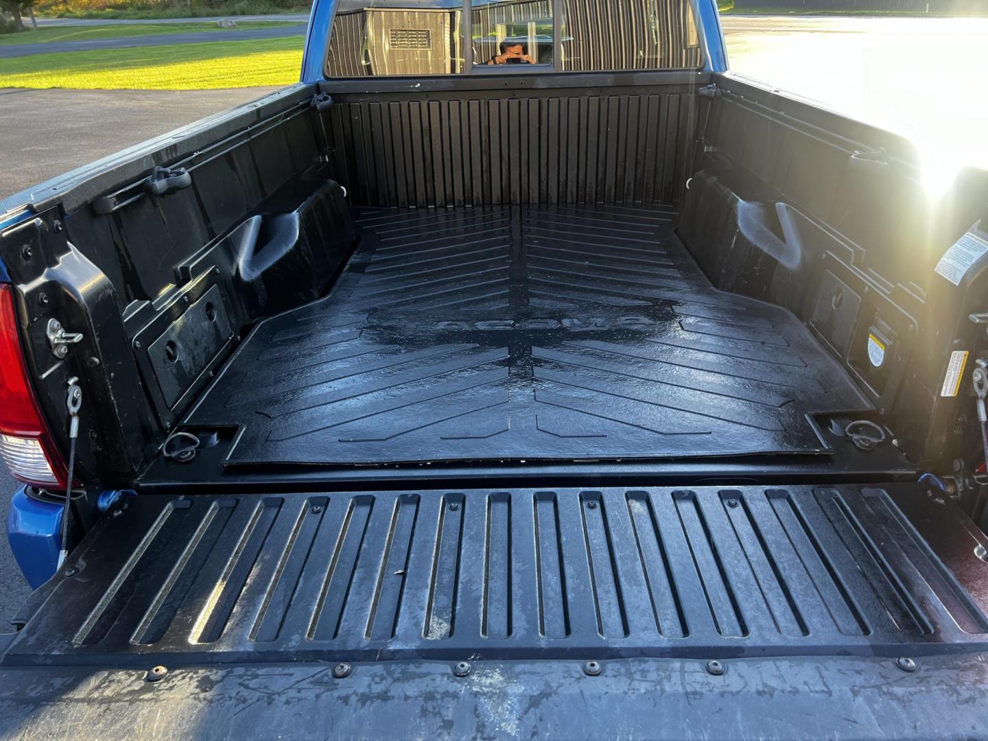 2017 Blue /Black Toyota Tacoma TRD Sport Access Cab V6 6AT 4WD (5TFSZ5AN9HX) with an 3.5L V6 DOHC 24V engine, 6A transmission, located at 11115 Chardon Rd. , Chardon, OH, 44024, (440) 214-9705, 41.580246, -81.241943 - Photo#11