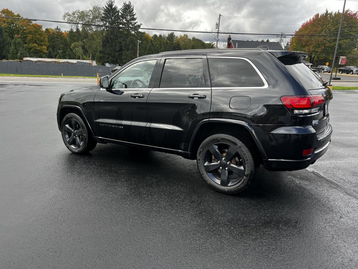 2015 Black /Black Jeep Grand Cherokee Altitude 4WD (1C4RJFAG1FC) with an 3.6L V6 DOHC 24V FFV engine, 8-Speed Automatic transmission, located at 547 E. Main St., Orwell, OH, 44076, (440) 437-5893, 41.535435, -80.847855 - Photo#17