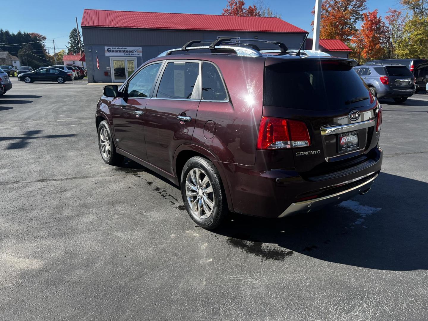 2013 Burgundy /Black Kia Sorento SX 4WD (5XYKWDA25DG) with an 3.5L V6 DOHC 24V engine, 6-Speed Automatic transmission, located at 547 E. Main St., Orwell, OH, 44076, (440) 437-5893, 41.535435, -80.847855 - Photo#10