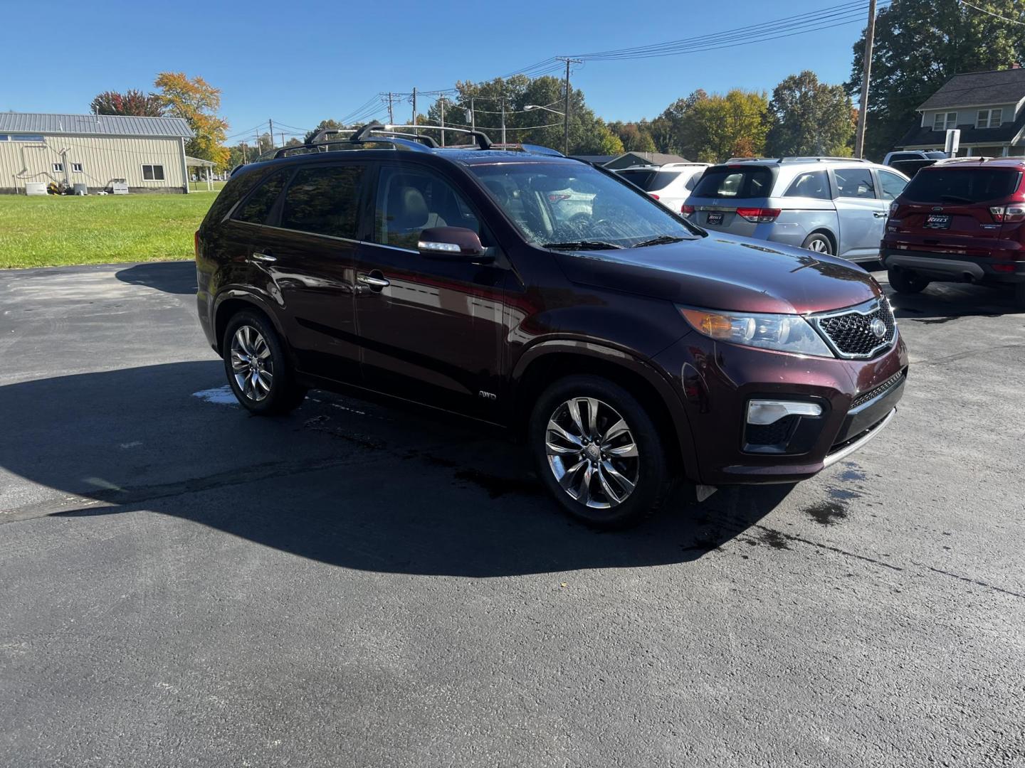 2013 Burgundy /Black Kia Sorento SX 4WD (5XYKWDA25DG) with an 3.5L V6 DOHC 24V engine, 6-Speed Automatic transmission, located at 547 E. Main St., Orwell, OH, 44076, (440) 437-5893, 41.535435, -80.847855 - Photo#4