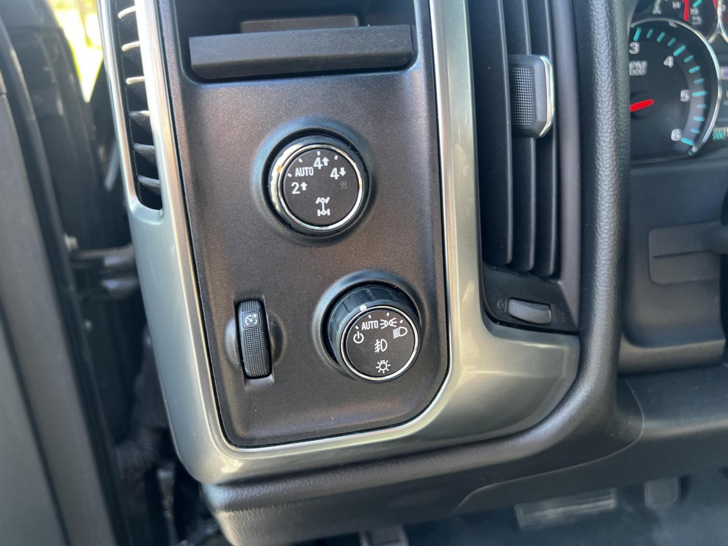 2016 Black /Black Chevrolet Silverado 1500 LT Crew Cab 4WD (3GCUKREC9GG) with an 5.3L V8 OHV 16V engine, 6A transmission, located at 11115 Chardon Rd. , Chardon, OH, 44024, (440) 214-9705, 41.580246, -81.241943 - This One Owner 2016 Chevrolet Silverado 1500 LT Crew Cab offers a robust combination of features suitable for both utility and comfort. It's powered by a 5.3-liter Vortec V8 engine paired with a 6-speed automatic transmission, delivering 355 horsepower and a towing capacity of up to 9,100 pounds, th - Photo#23