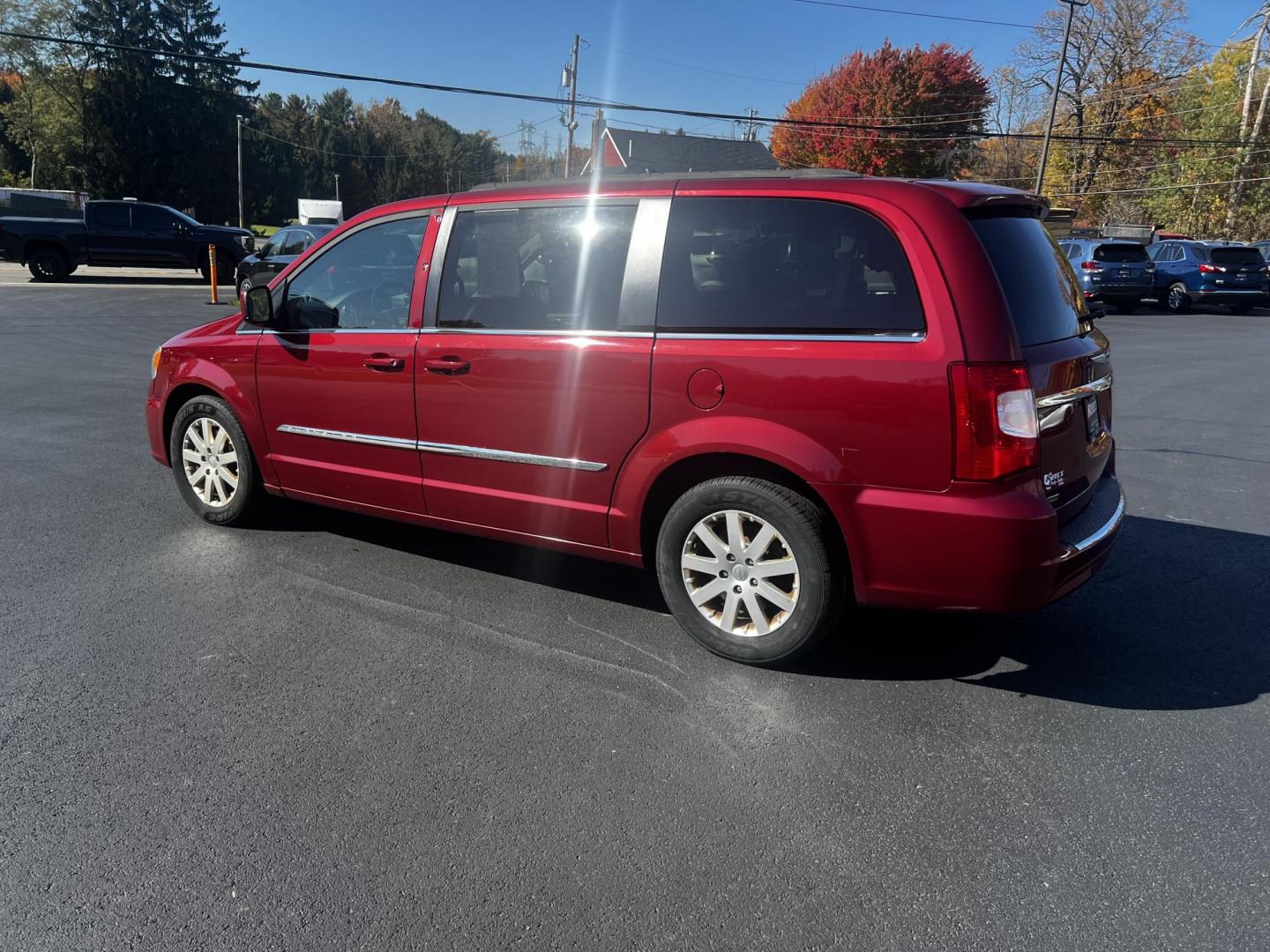 2015 Red /Black Chrysler Town & Country Touring (2C4RC1BG1FR) with an 3.6L V6 DOHC 24V FFV engine, 6-Speed Automatic transmission, located at 11115 Chardon Rd. , Chardon, OH, 44024, (440) 214-9705, 41.580246, -81.241943 - Photo#10