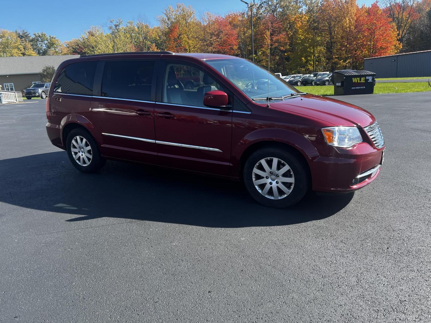 2015 Red /Black Chrysler Town & Country Touring (2C4RC1BG1FR) with an 3.6L V6 DOHC 24V FFV engine, 6-Speed Automatic transmission, located at 11115 Chardon Rd. , Chardon, OH, 44024, (440) 214-9705, 41.580246, -81.241943 - Photo#4