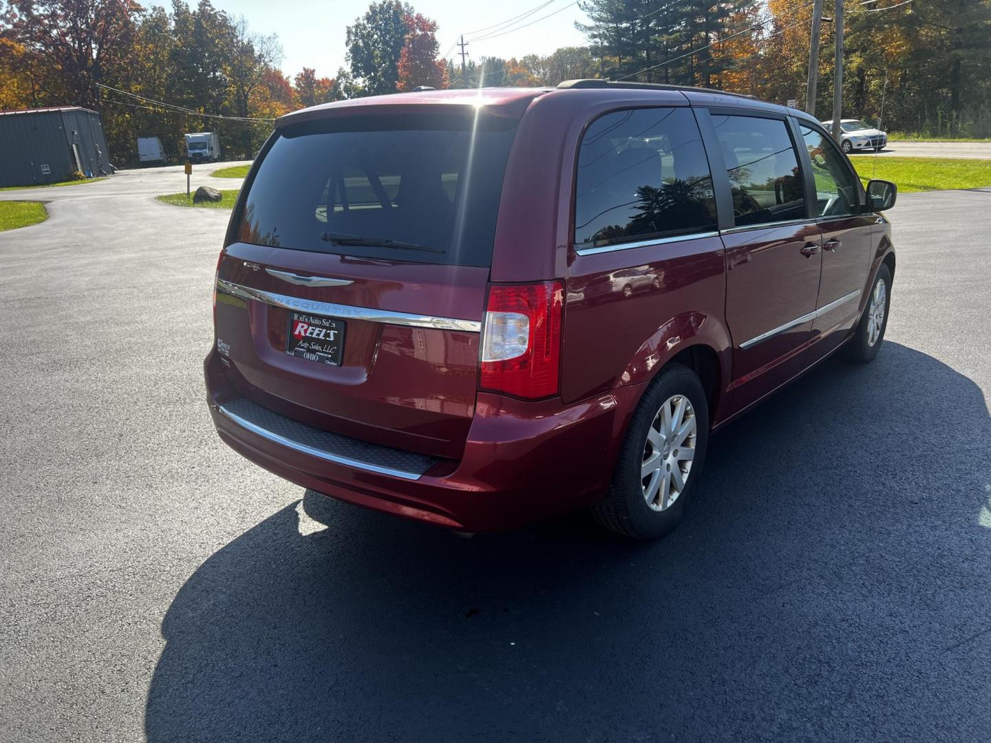 2015 Red /Black Chrysler Town & Country Touring (2C4RC1BG1FR) with an 3.6L V6 DOHC 24V FFV engine, 6-Speed Automatic transmission, located at 11115 Chardon Rd. , Chardon, OH, 44024, (440) 214-9705, 41.580246, -81.241943 - Photo#9