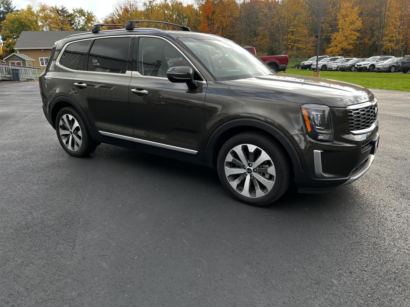 2020 Green /Black Kia Telluride S AWD (5XYP6DHCXLG) with an 3.8L V6 DOHC 24V engine, 8A transmission, located at 11115 Chardon Rd. , Chardon, OH, 44024, (440) 214-9705, 41.580246, -81.241943 - This 2020 Kia Telluride S AWD is a mid-size SUV that combines practicality with a range of modern features. It is powered by a 3.8-liter V6 engine paired with an 8-speed automatic transmission, providing smooth performance. This Telluride is equipped with LED daytime running lights and dusk-sensing - Photo#3