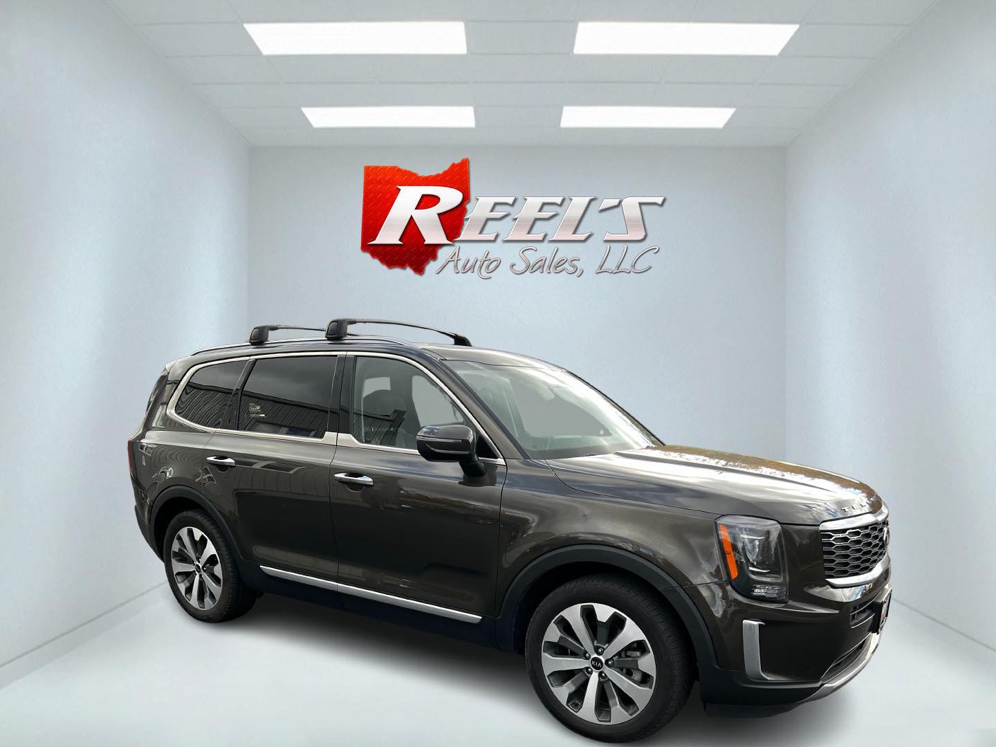 2020 Green /Black Kia Telluride S AWD (5XYP6DHCXLG) with an 3.8L V6 DOHC 24V engine, 8A transmission, located at 547 E. Main St., Orwell, OH, 44076, (440) 437-5893, 41.535435, -80.847855 - This 2020 Kia Telluride S AWD is a mid-size SUV that combines practicality with a range of modern features. It is powered by a 3.8-liter V6 engine paired with an 8-speed automatic transmission, providing smooth performance. This Telluride is equipped with LED daytime running lights and dusk-sensing - Photo#3