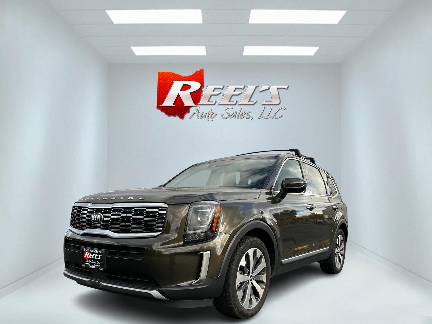 2020 Green /Black Kia Telluride S AWD (5XYP6DHCXLG) with an 3.8L V6 DOHC 24V engine, 8A transmission, located at 547 E. Main St., Orwell, OH, 44076, (440) 437-5893, 41.535435, -80.847855 - This 2020 Kia Telluride S AWD is a mid-size SUV that combines practicality with a range of modern features. It is powered by a 3.8-liter V6 engine paired with an 8-speed automatic transmission, providing smooth performance. This Telluride is equipped with LED daytime running lights and dusk-sensing - Photo#0