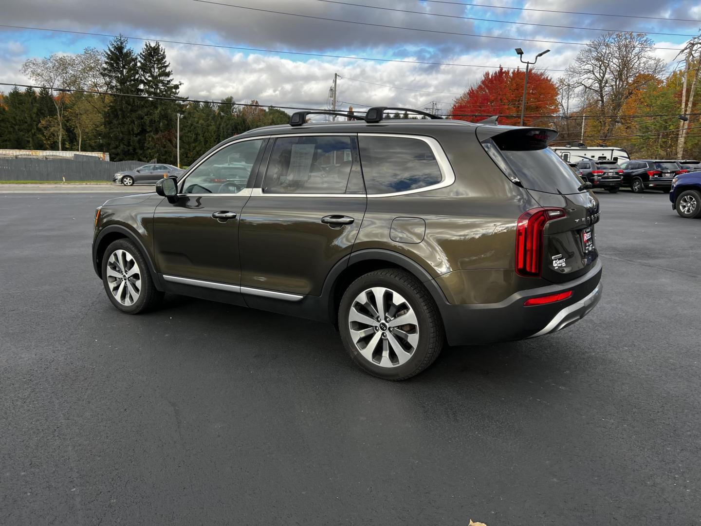 2020 Green /Black Kia Telluride S AWD (5XYP6DHCXLG) with an 3.8L V6 DOHC 24V engine, 8A transmission, located at 11115 Chardon Rd. , Chardon, OH, 44024, (440) 214-9705, 41.580246, -81.241943 - This 2020 Kia Telluride S AWD is a mid-size SUV that combines practicality with a range of modern features. It is powered by a 3.8-liter V6 engine paired with an 8-speed automatic transmission, providing smooth performance. This Telluride is equipped with LED daytime running lights and dusk-sensing - Photo#9