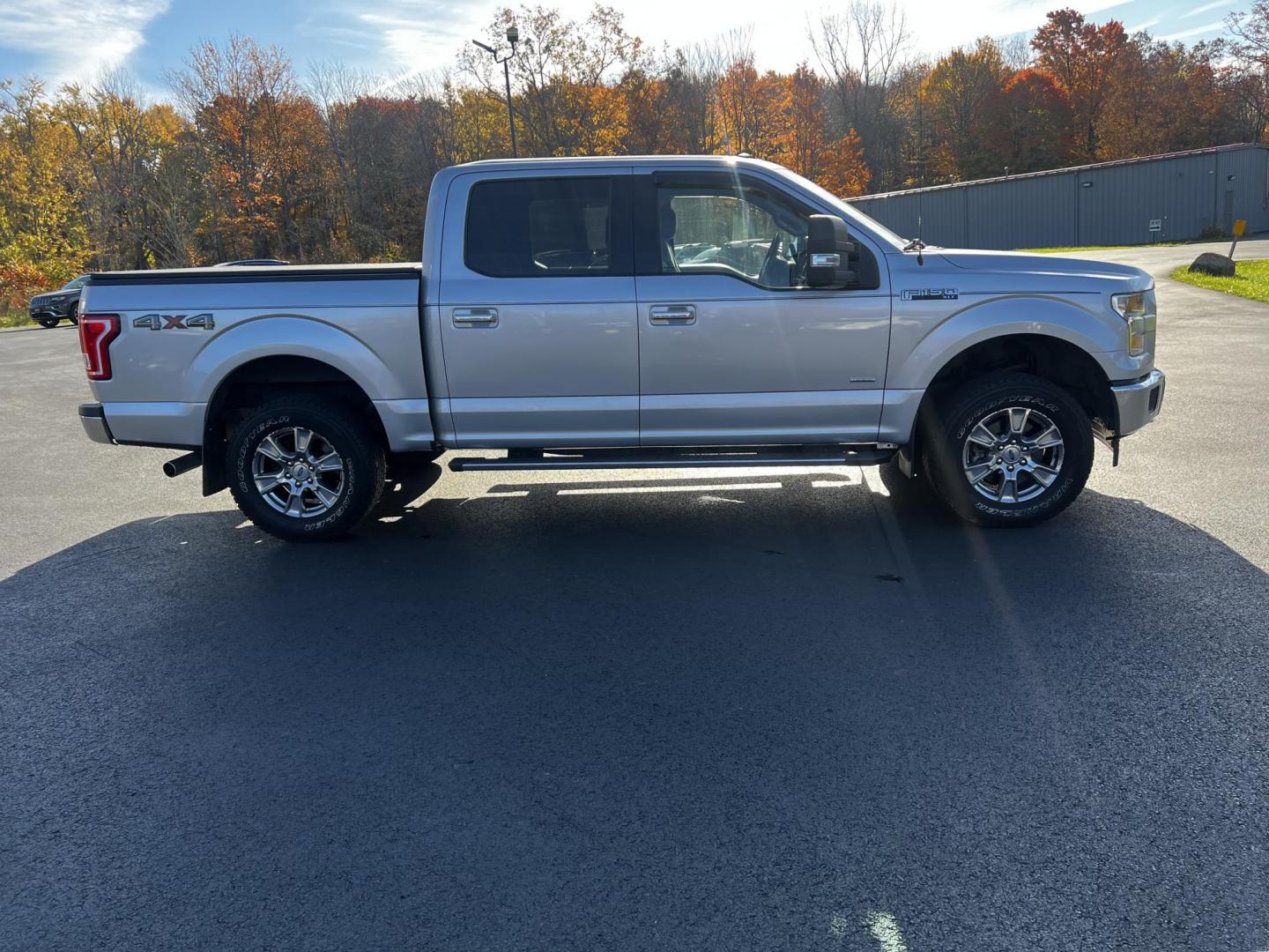 2017 Silver /Gray Ford F-150 XLT SuperCrew 5.5-ft. Bed 4WD (1FTEW1EG1HF) with an 3.5 V6 TWIN TURBO engine, 10 Speed Auto transmission, located at 11115 Chardon Rd. , Chardon, OH, 44024, (440) 214-9705, 41.580246, -81.241943 - This 2017 Ford F-150 XLT Crew Cab 4WD is a versatile and capable truck, equipped with a 3.5L Twin Turbo EcoBoost V6 engine and a 10-speed automatic transmission. It boasts a robust towing capacity of 10,700 pounds, making it suitable for heavy-duty tasks. With 3.31 gearing, it balances efficiency an - Photo#6