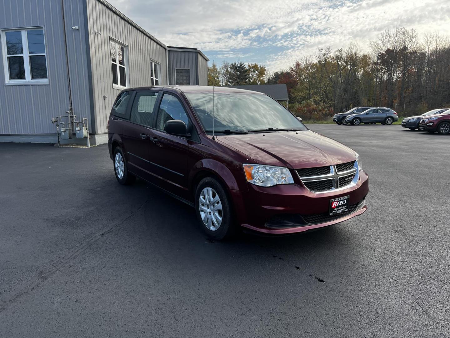 2016 Red /Black Dodge Grand Caravan SE (2C4RDGBG1GR) with an 3.6L V6 DOHC 24V FFV engine, 6A transmission, located at 11115 Chardon Rd. , Chardon, OH, 44024, (440) 214-9705, 41.580246, -81.241943 - Photo#2