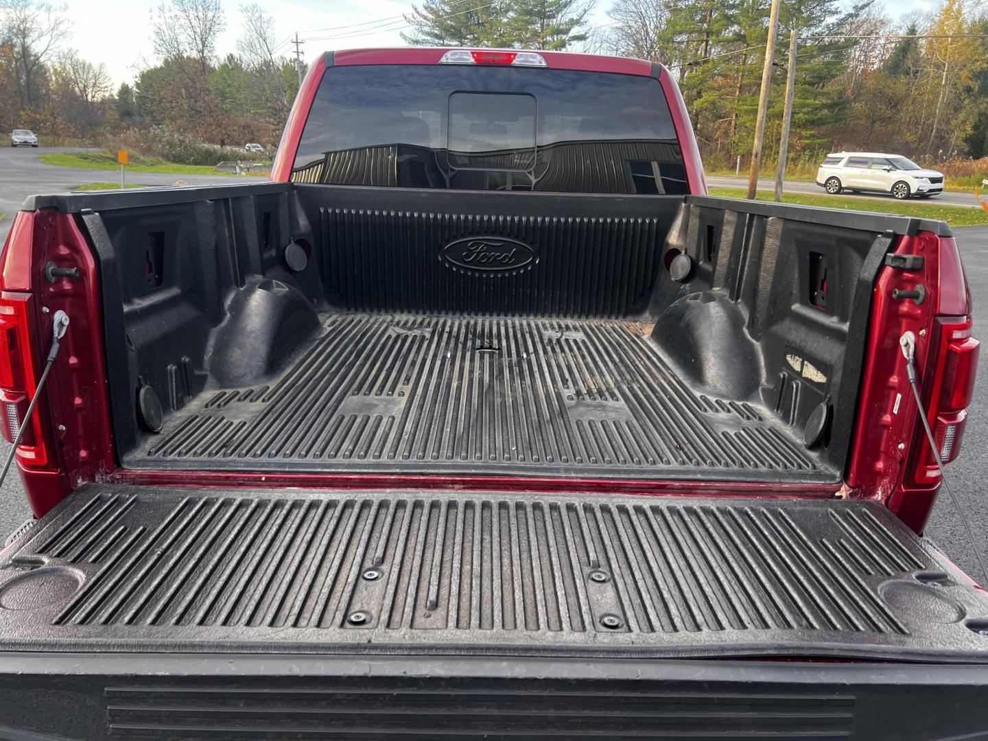 2016 Red /Black Ford F-150 Lariat SuperCrew 5.5-ft. Bed 4WD (1FTEW1EF0GF) with an 5.0L V8 engine, 6A transmission, located at 11115 Chardon Rd. , Chardon, OH, 44024, (440) 214-9705, 41.580246, -81.241943 - This 2016 Ford F-150 Lariat Crew Cab is a robust and versatile pickup equipped with the powerful 5.0 Coyote V8 engine paired with a 6-speed automatic transmission, generating 385 horsepower and 387 lb-ft of torque. Noteworthy for its comfortable leather interior, it features dual-zone automatic clim - Photo#13