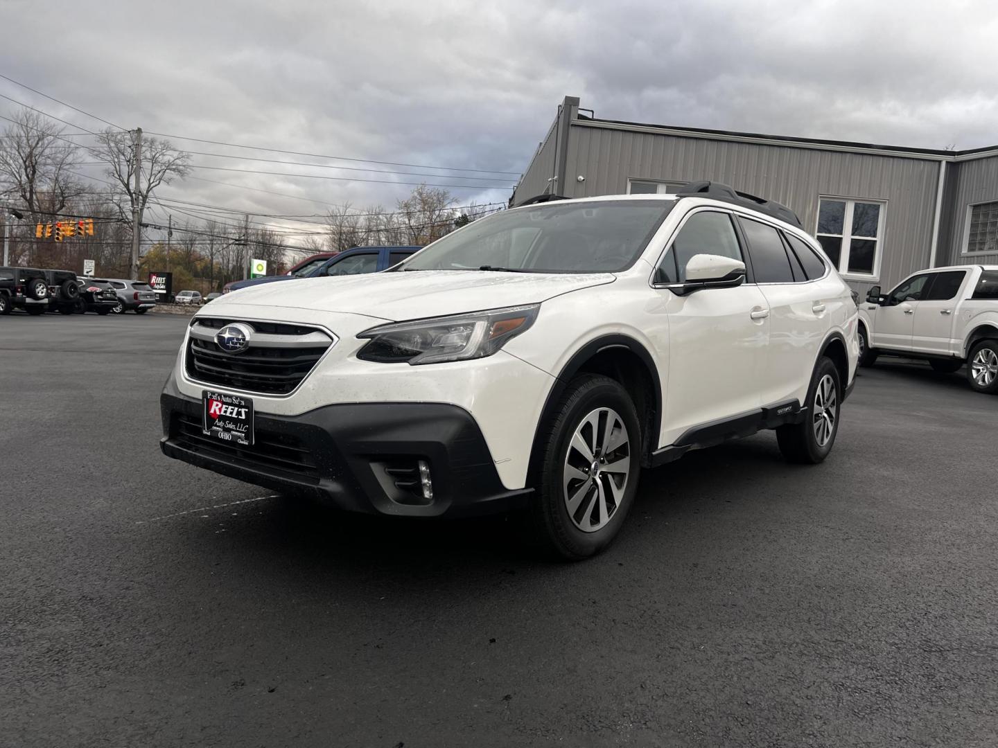 2022 White /Gray Subaru Outback Premium (4S4BTADC0N3) with an 2.5L H4 DOHC 16V engine, Automatic transmission, located at 11115 Chardon Rd. , Chardon, OH, 44024, (440) 214-9705, 41.580246, -81.241943 - This 2022 Subaru Outback Premium is a well-rounded SUV with a focus on comfort, technology, and safety. It features a 2.5L H4 engine with the brand's signature Symmetrical All-Wheel Drive, providing excellent traction and stability. With a highway fuel efficiency of 33 MPG, it balances performance w - Photo#9