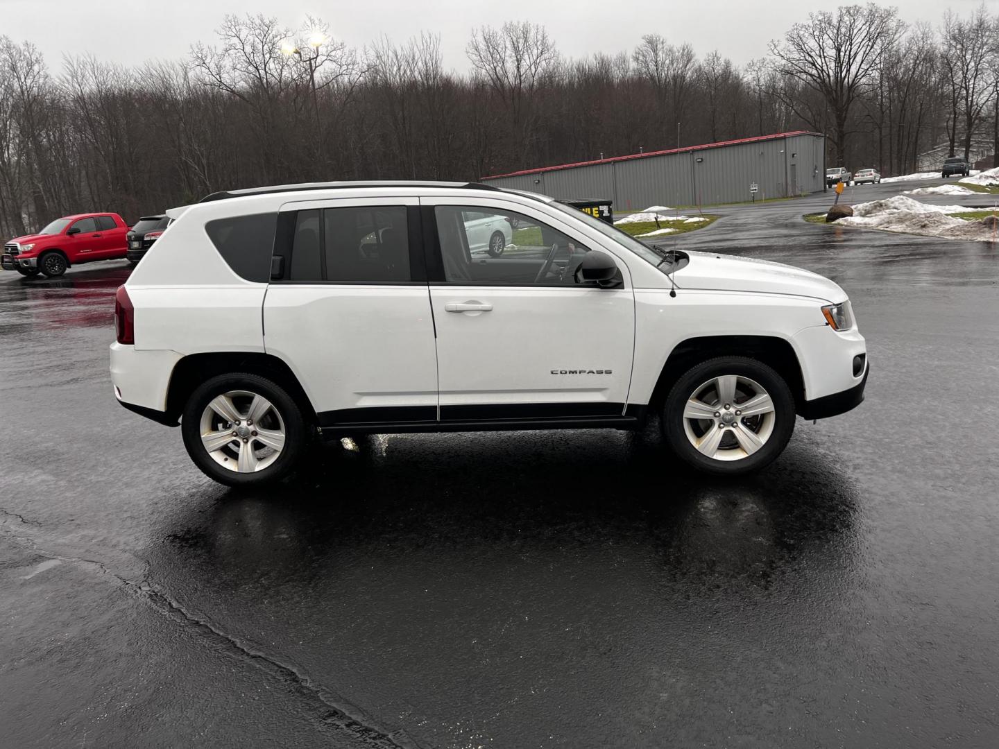 2016 White /Black Jeep Compass Sport 4WD (1C4NJDBB0GD) with an 2.4L I4 DOHC 16V engine, 6 Speed Auto transmission, located at 11115 Chardon Rd. , Chardon, OH, 44024, (440) 214-9705, 41.580246, -81.241943 - This 2016 Jeep Compass Sport 4WD is a compact SUV designed for versatility and efficiency, featuring a 2.4L I4 engine coupled with a 6-speed automatic transmission. It offers practical features such as an auto-dimming rearview mirror for reduced glare, dusk-sensing headlights for enhanced visibility - Photo#5