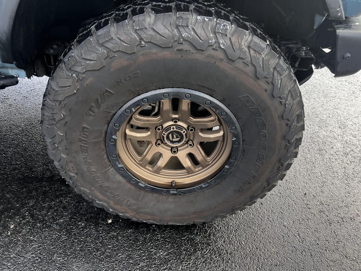 2022 Blue /Black Ford Bronco Badlands 4-Door (1FMEE5DP6NL) with an 2.7L V6 DOHC 24V TWIN TURBO engine, 10 Speed Auto transmission, located at 11115 Chardon Rd. , Chardon, OH, 44024, (440) 214-9705, 41.580246, -81.241943 - This 2022 Ford Bronco Badlands, equipped with a robust 2.7L Twin Turbo EcoBoost V6 engine, delivers an impressive 330 horsepower and 415 lb-ft of torque, making it a formidable choice for off-road enthusiasts. Its 10-speed automatic transmission ensures smooth and responsive performance, while 37" a - Photo#10