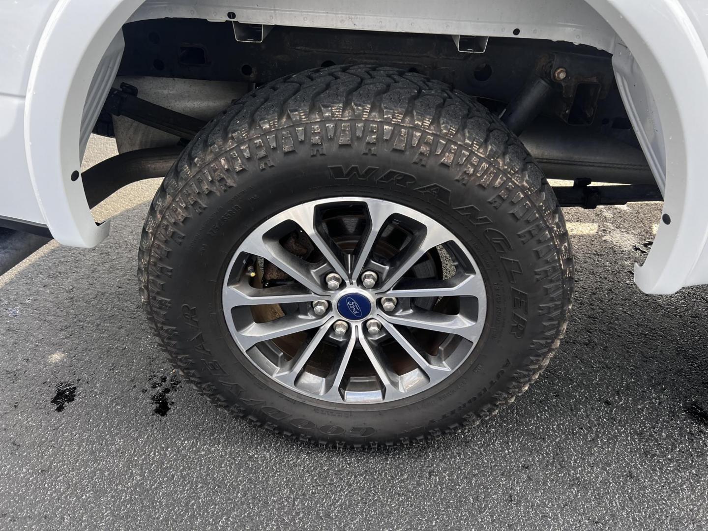 2019 White /Black Ford F-150 XLT SuperCab 6.5-ft. 4WD (1FTFX1E59KF) with an 5.0L V8 OHV 16V engine, 10 Speed Auto transmission, located at 11115 Chardon Rd. , Chardon, OH, 44024, (440) 214-9705, 41.580246, -81.241943 - This 2019 Ford F-150 XLT Supercab 4WD is a robust and versatile pickup truck ideal for both work and play. Equipped with a powerful 5.0-liter Coyote V8 engine, it delivers an impressive 395 horsepower and 400 lb-ft of torque, supporting a notable 9,100-pound towing capacity. Inside, it offers heated - Photo#10