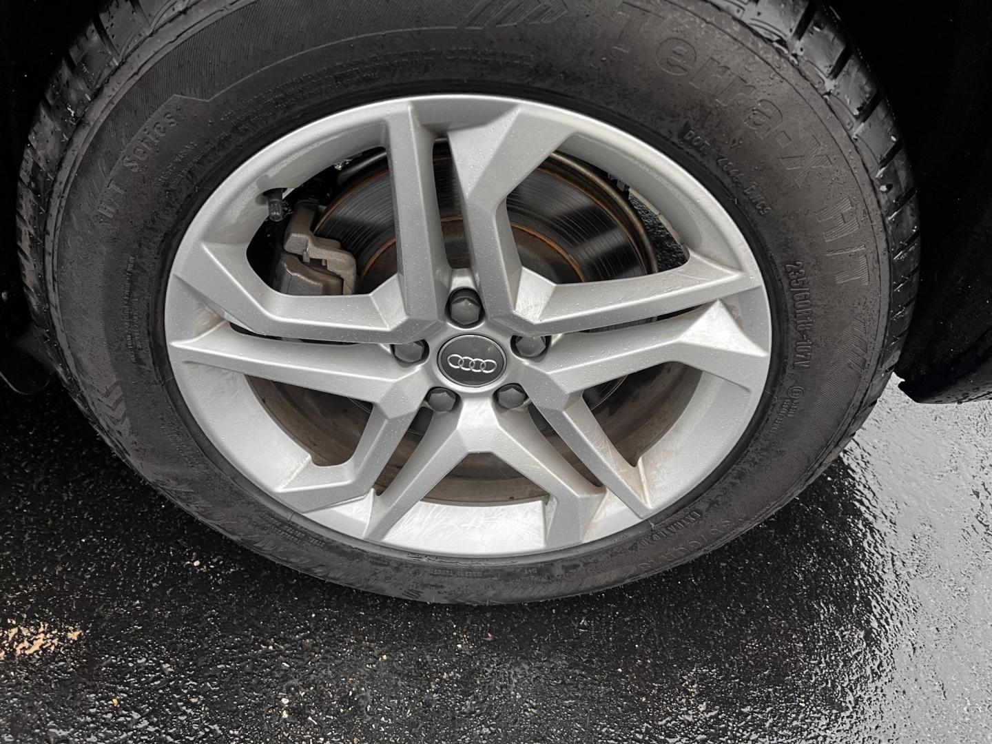 2019 Black /Tan Audi Q5 2.0T Premium quattro (WA1ANAFY8K2) with an 2.0L I4 DOHC 16V Turbo engine, 8A transmission, located at 11115 Chardon Rd. , Chardon, OH, 44024, (440) 214-9705, 41.580246, -81.241943 - This 2019 Audi Q5 Premium Quattro is a sophisticated compact SUV that blends performance, luxury, and cutting-edge technology. Powered by a 2.0-liter turbocharged I4 engine and a 7-speed automatic transmission, it achieves a commendable 0-60 mph in just 5.9 seconds, while delivering efficient fuel e - Photo#12