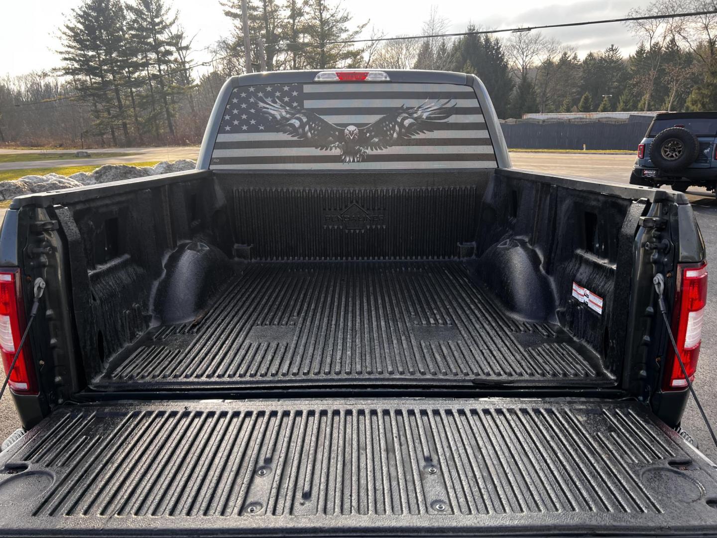 2018 Gray /Black Ford F-150 XLT SuperCrew 5.5-ft. Bed 4WD (1FTEW1EG0JK) with an 3.5L V6 TWIN TURBO engine, 10 Speed Auto transmission, located at 11115 Chardon Rd. , Chardon, OH, 44024, (440) 214-9705, 41.580246, -81.241943 - This 2018 Ford F-150 XLT Crew Cab 4WD is a capable and versatile pickup, offering impressive power and functionality. It features a 3.5-liter twin-turbo EcoBoost V6 engine coupled with a 10-speed automatic transmission, delivering 375 horsepower and an impressive 470 lb-ft of torque. These specifica - Photo#15