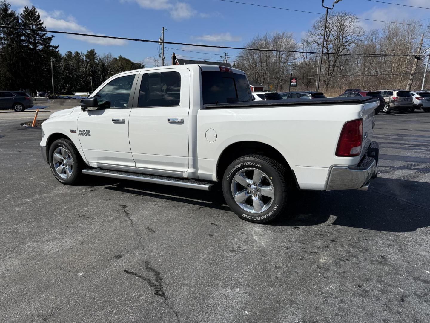 2016 White /Gray RAM 1500 Big Horn Crew Cab SWB 4WD (3C6RR7LT5GG) with an 5.7L V8 OHV 16V engine, 8-Speed Automatic transmission, located at 11115 Chardon Rd. , Chardon, OH, 44024, (440) 214-9705, 41.580246, -81.241943 - This 2016 Ram 1500 Big Horn Crew Cab is a capable and feature-rich pickup truck powered by a 5.7L HEMI V8 engine combined with an 8-speed automatic transmission, providing robust performance and smooth driving dynamics. It comes with 3.21 gearing, offering a balanced blend of power and efficiency, a - Photo#10