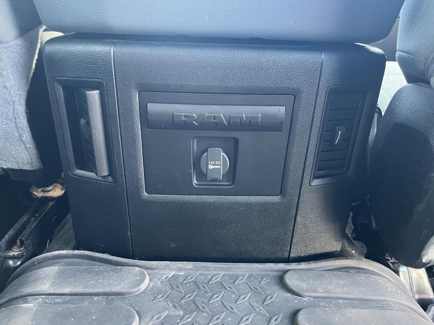 2016 White /Gray RAM 1500 Big Horn Crew Cab SWB 4WD (3C6RR7LT6GG) with an 5.7L V8 OHV 16V engine, 8-Speed Automatic transmission, located at 547 E. Main St., Orwell, OH, 44076, (440) 437-5893, 41.535435, -80.847855 - This 2016 Ram 1500 Big Horn Crew Cab is equipped with a robust 5.7L HEMI V8 engine paired with an 8-speed automatic transmission, offering a powerful performance and a 8,010-pound towing capacity. It features a comfortable interior with a power driver's seat and heated front seats, and is enhanced w - Photo#32